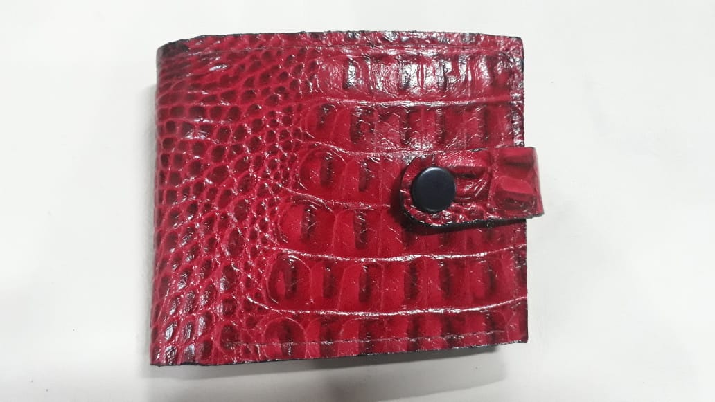 Trabalhamos com bagagens novas, usadas e recondicionadas, fabricação de acessórios para Pets e carteiras em couro e couro sintético..