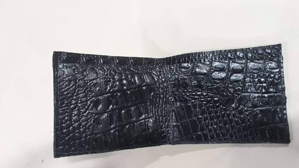 Trabalhamos com bagagens novas, usadas e recondicionadas, fabricação de acessórios para Pets e carteiras em couro e couro sintético..