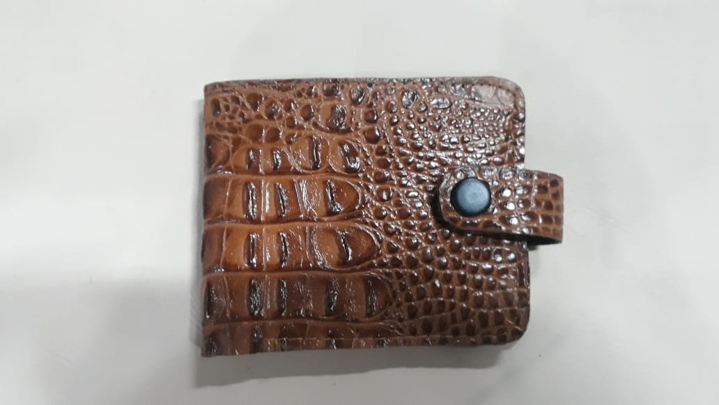 Trabalhamos com bagagens novas, usadas e recondicionadas, fabricação de acessórios para Pets e carteiras em couro e couro sintético.